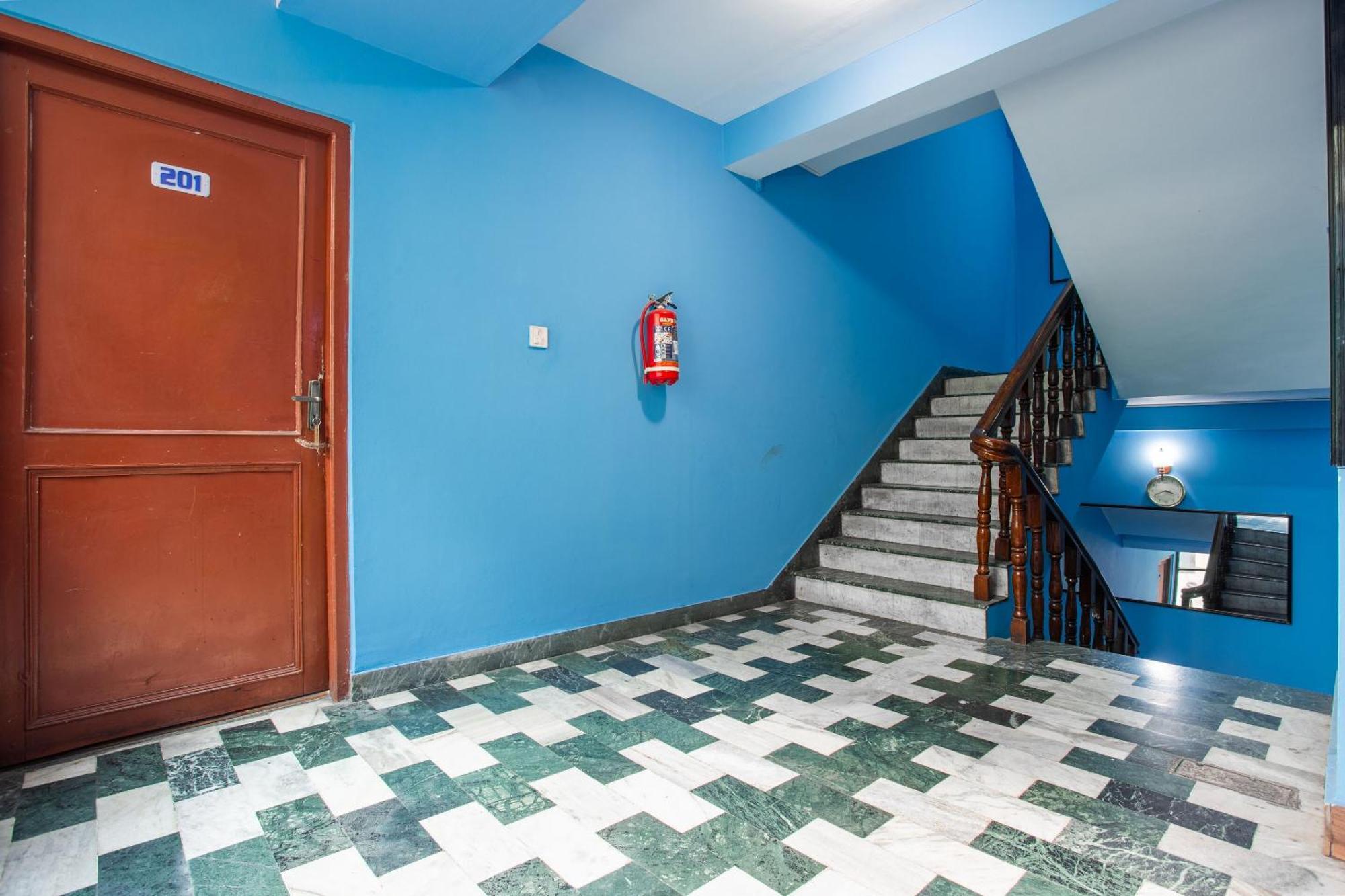 Oyo 808 Hotel Om Ganapati Pvt Ltd カトマンズ エクステリア 写真